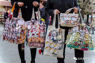 日本土豪的奢饰品新玩法 挂件比包贵